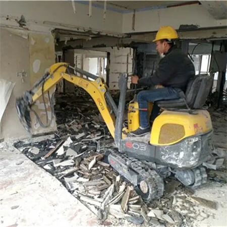 小挖机破碎地面